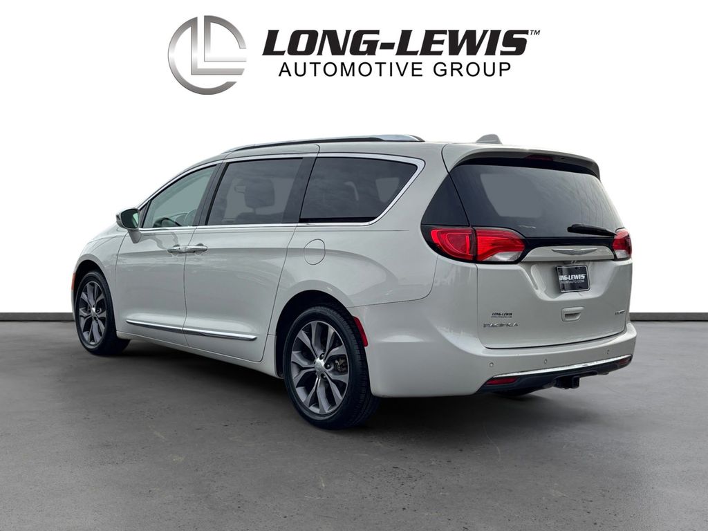 2017 Chrysler Pacifica Limited photo 3