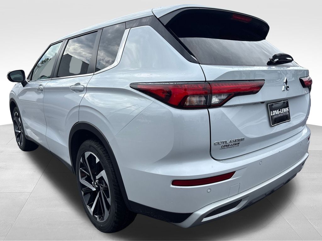 2024 Mitsubishi Outlander SE photo 3