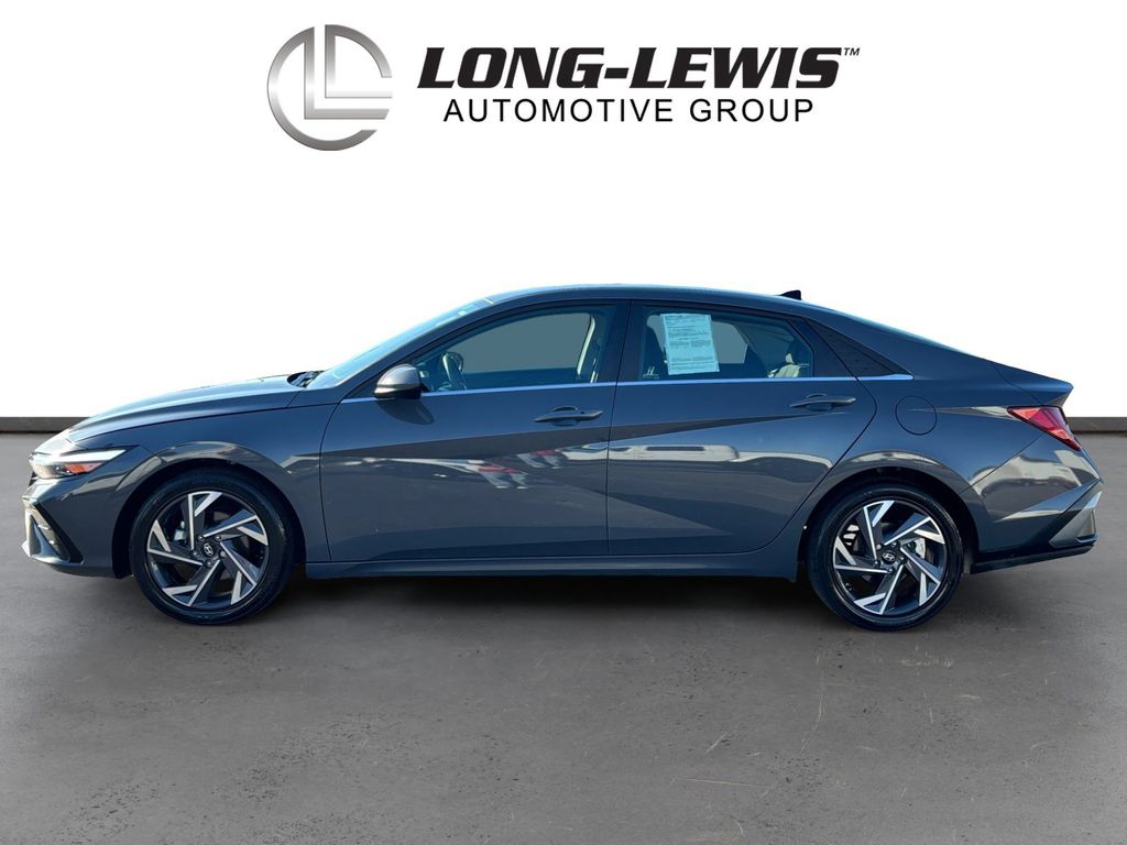2024 Hyundai Elantra SEL Convenience photo 2