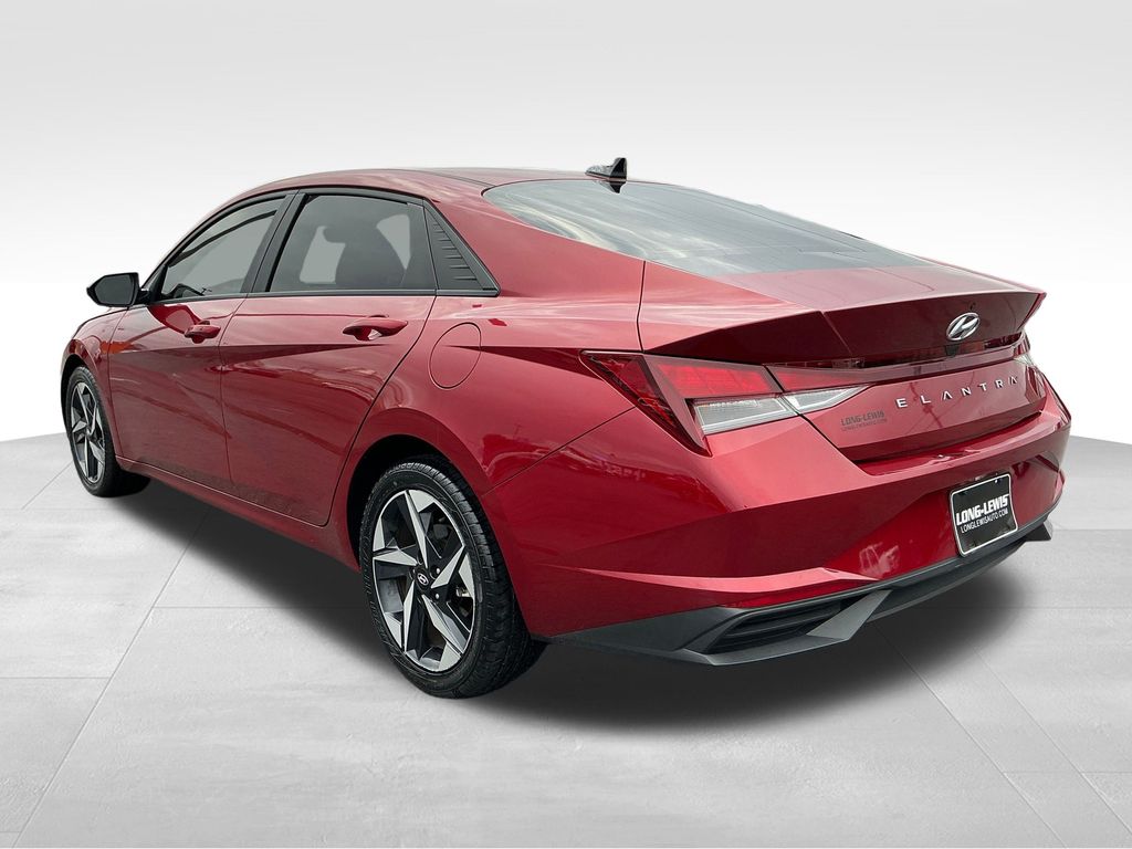 2023 Hyundai Elantra SEL photo 3