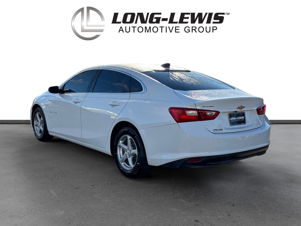 2016 Chevrolet Malibu photo 3