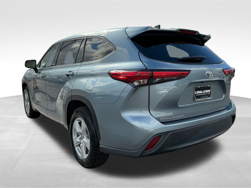 2022 Toyota Highlander LE photo 3