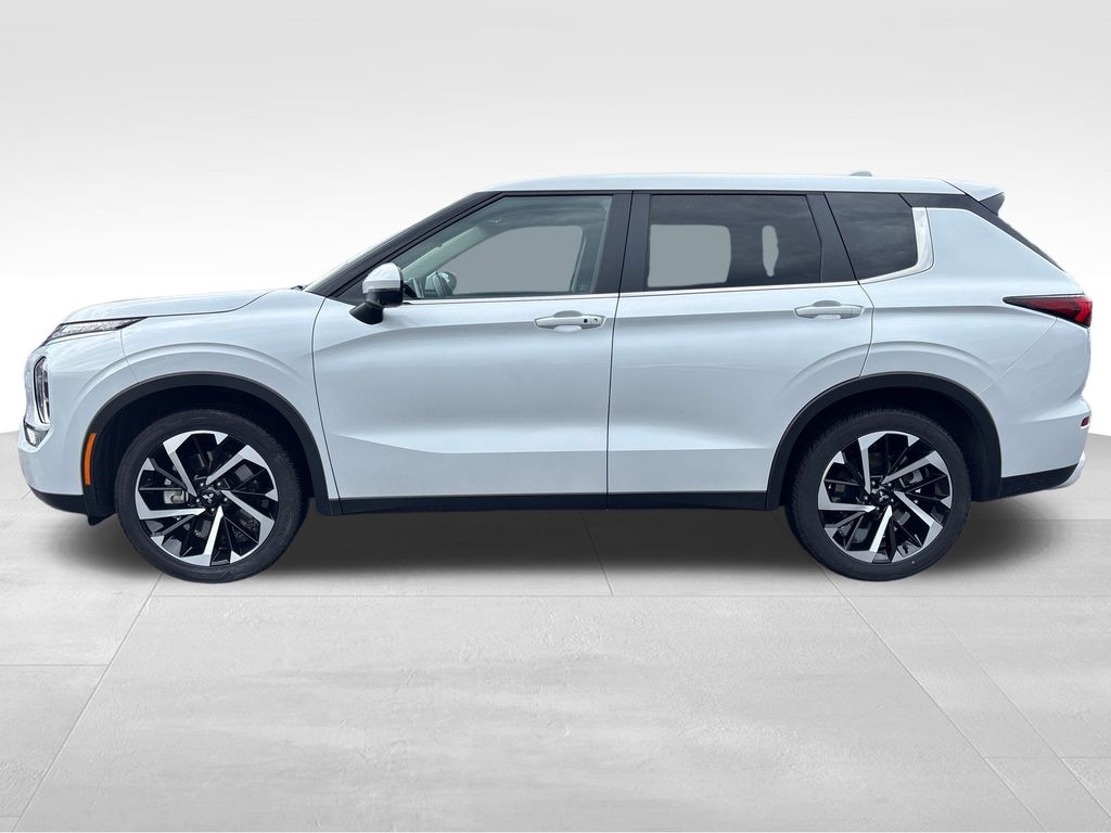 2024 Mitsubishi Outlander SE photo 2