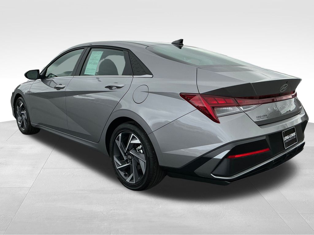 2025 Hyundai Elantra Limited photo 3