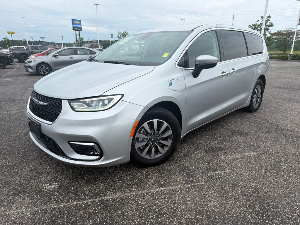 2023 Chrysler Pacifica Hybrid Touring L Hybrid's photo