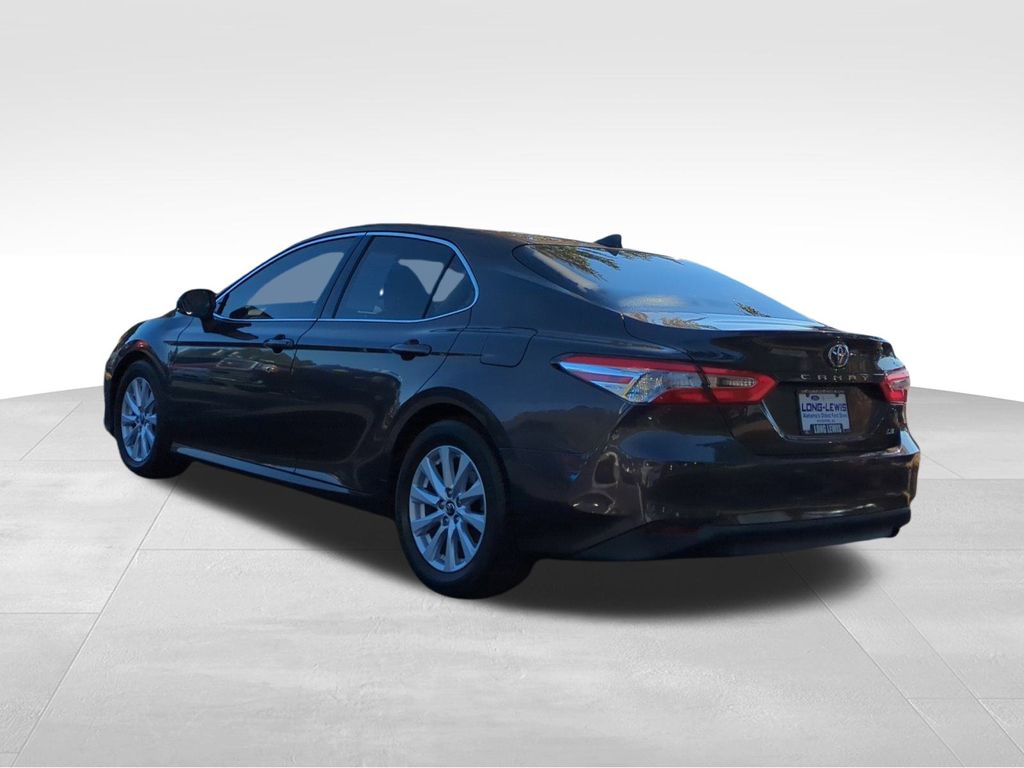 2018 Toyota Camry LE photo 2