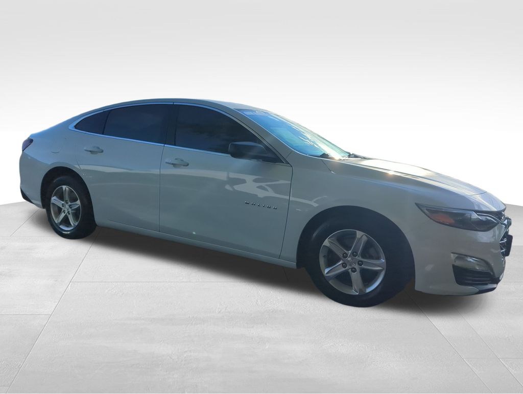 2022 Chevrolet Malibu LS photo 3