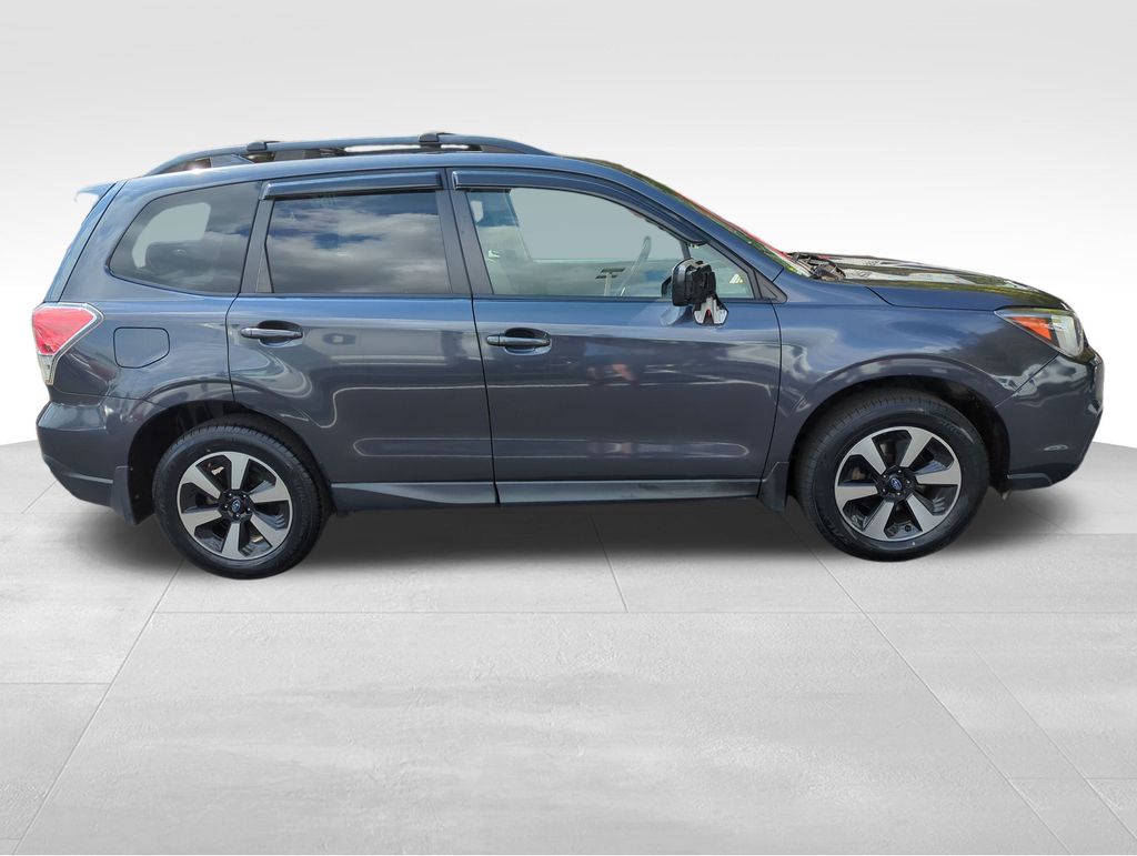 2017 Subaru Forester 2.5i Premium photo 4