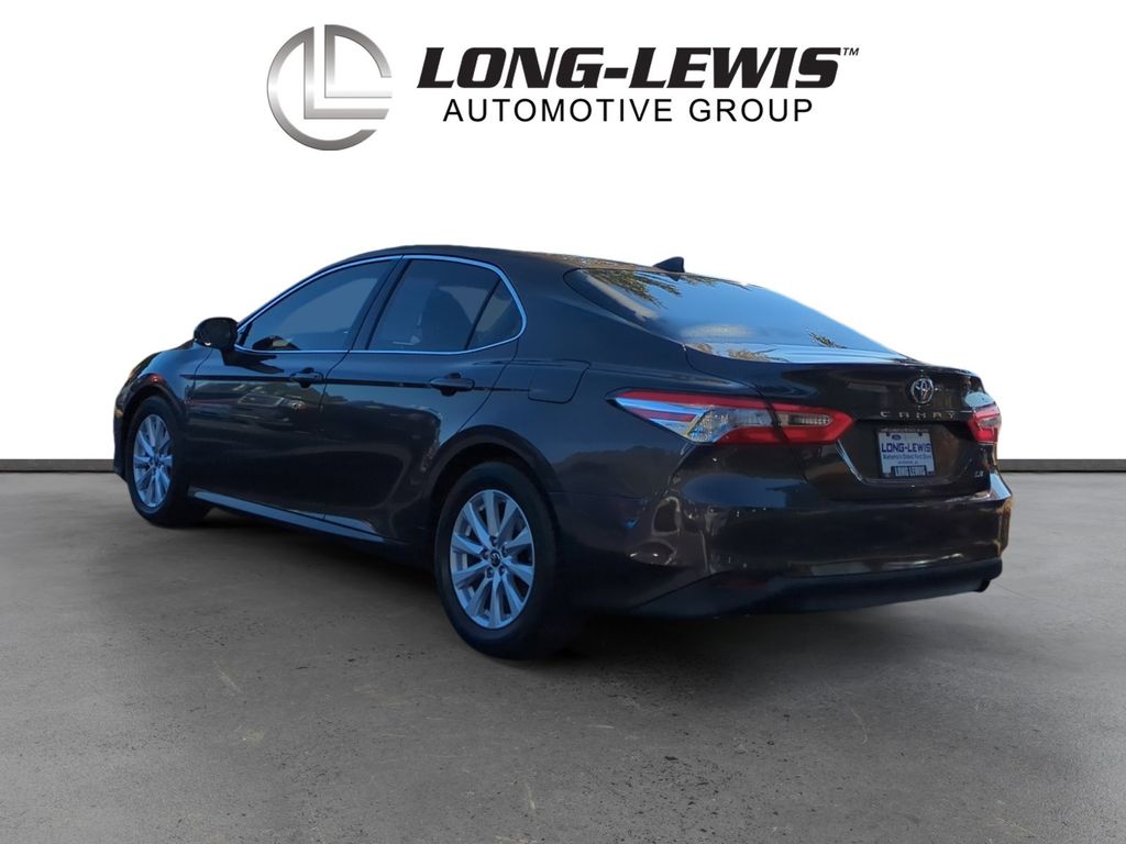 2018 Toyota Camry LE photo 3