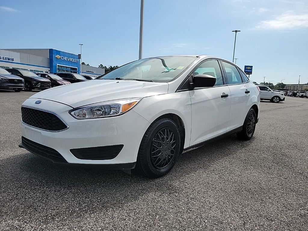 2017 Ford Focus Sedan S's photo