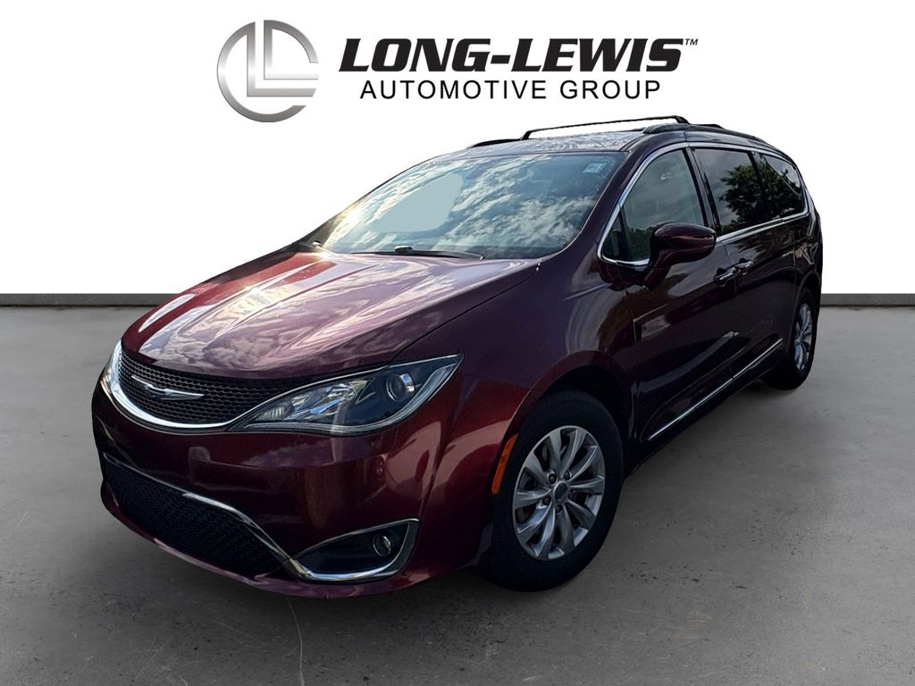 2017 Chrysler Pacifica Touring-L's photo