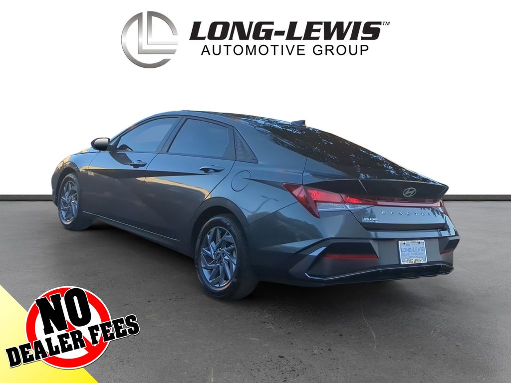 2024 Hyundai Elantra SEL photo 3