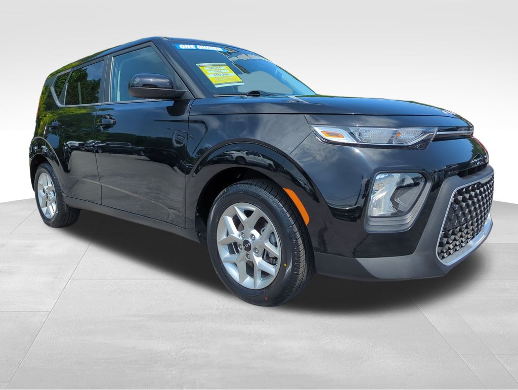 2022 Kia Soul LX photo 2