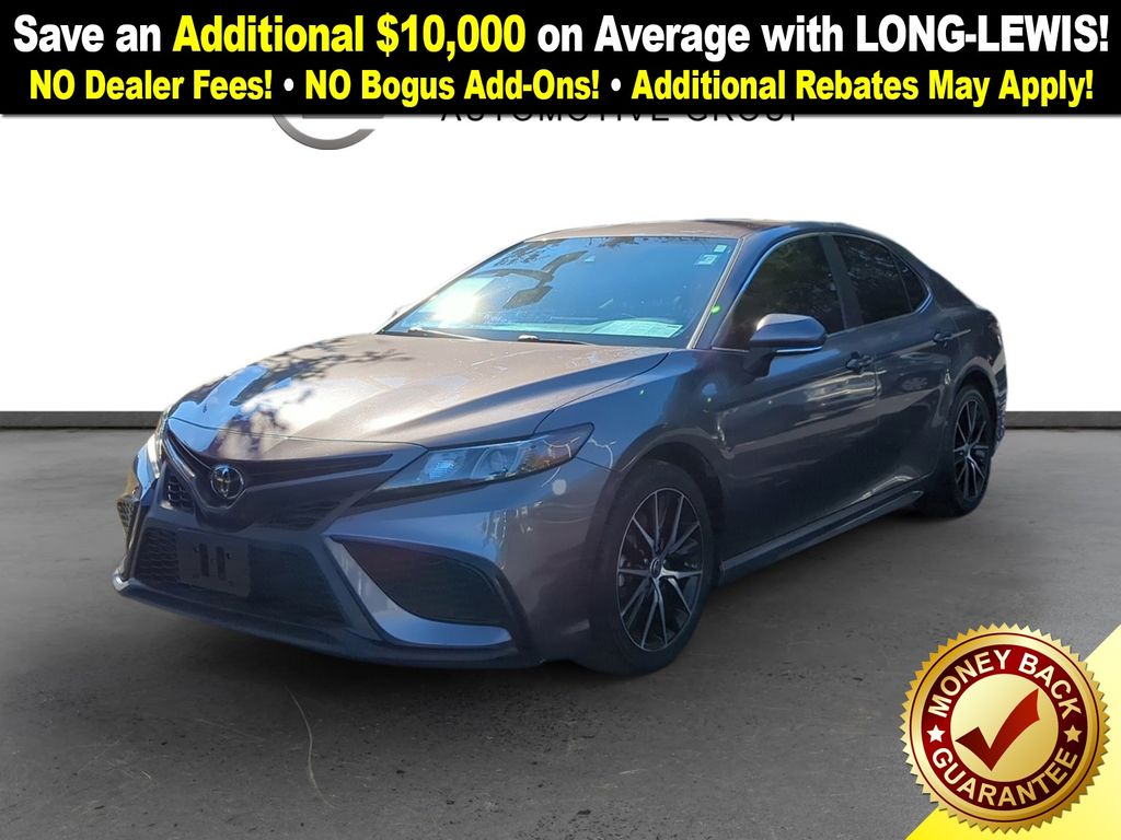 2022 Toyota Camry SE's photo