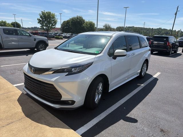2025 Toyota Sienna XLE 7-Passenger Hybrid AWD's photo