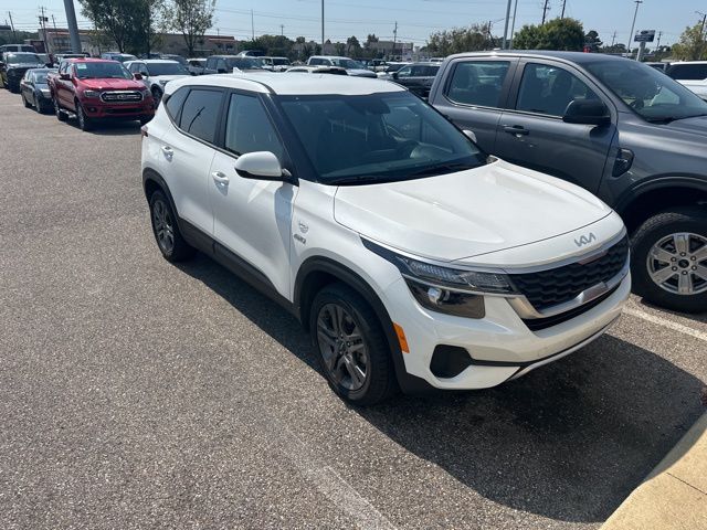 2023 Kia Seltos LX photo 2