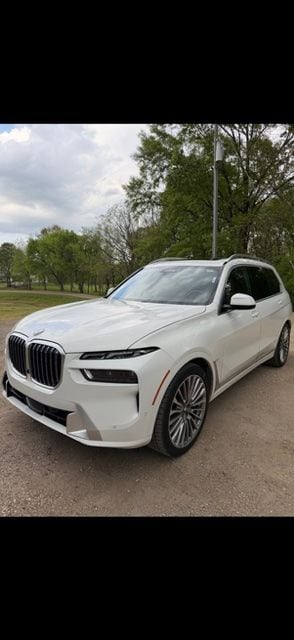 2023 BMW X7 xDrive40i's photo