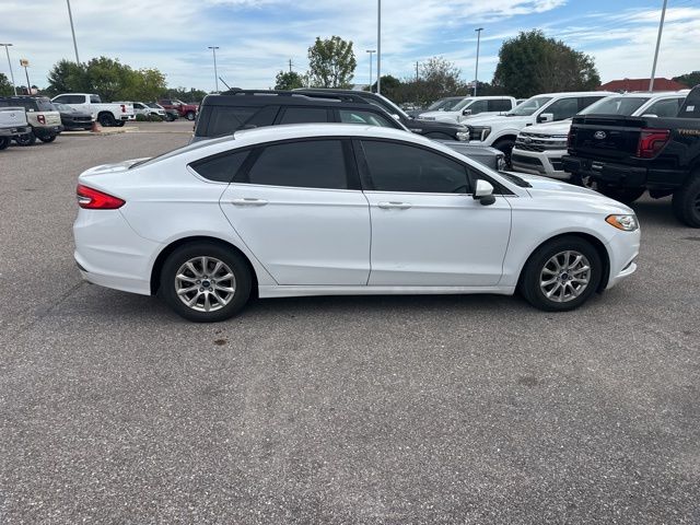 2017 Ford Fusion S photo 4
