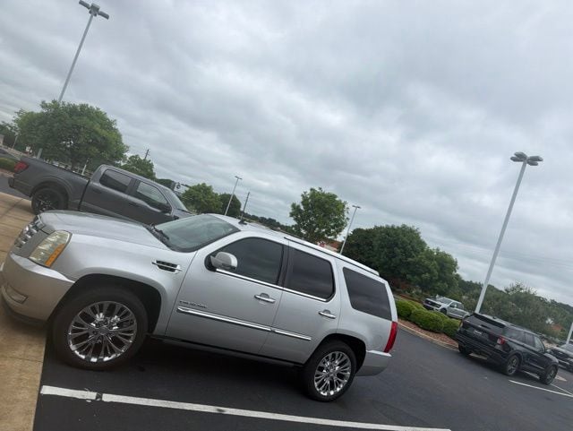 2010 Cadillac Escalade AWD Premium's photo