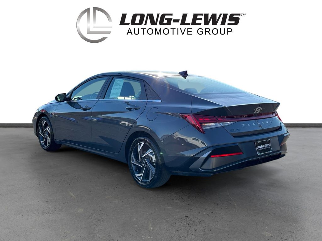 2024 Hyundai Elantra SEL Convenience photo 3