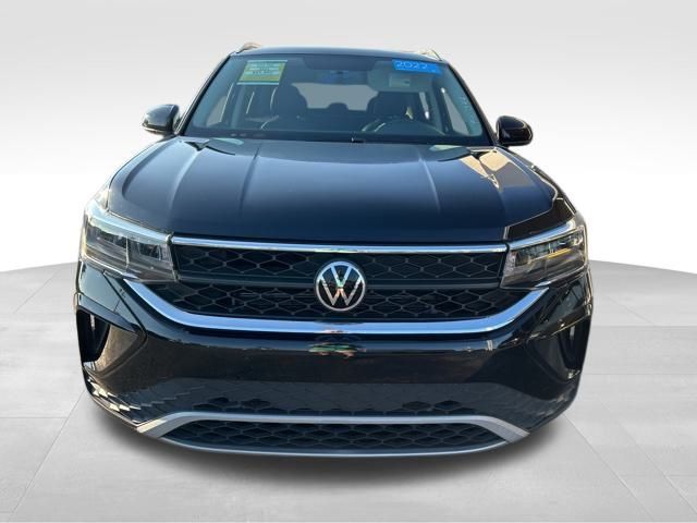 2022 Volkswagen Taos SE photo 2