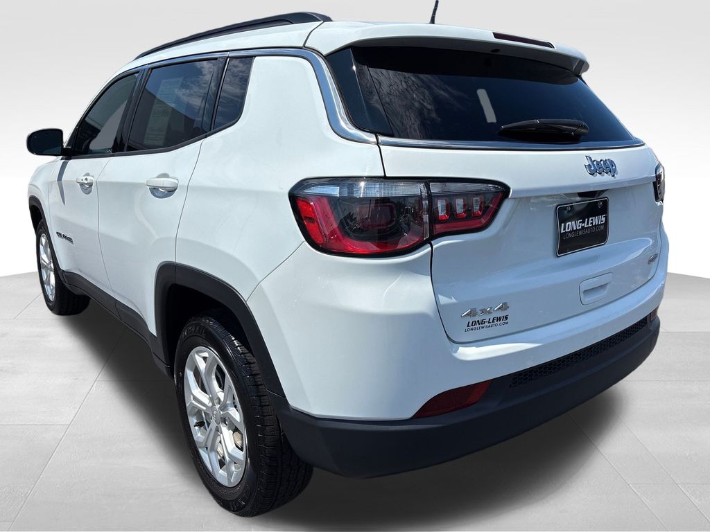 2024 Jeep Compass Latitude photo 2