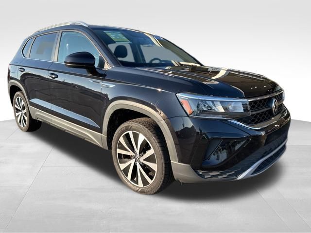 2022 Volkswagen Taos SE photo 3