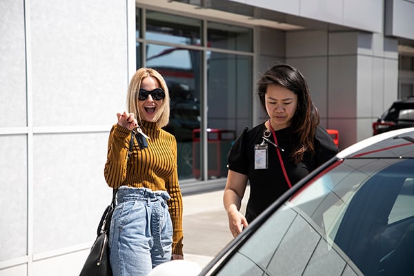 Mena Suvari Makes the Switch to a Toyota Mirai