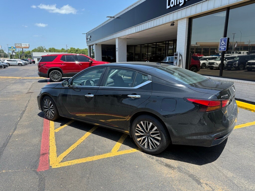 2023 Nissan Altima 2.5 SV photo 2