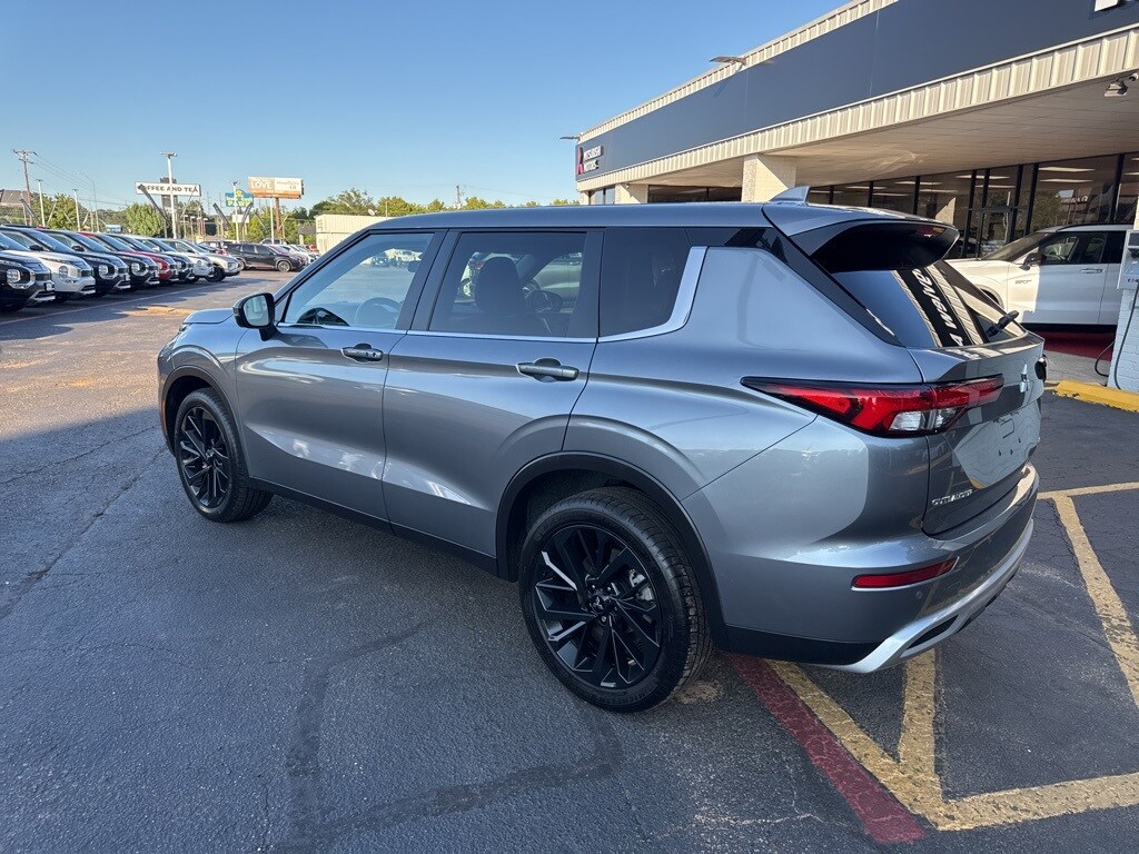 2022 Mitsubishi Outlander SE photo 2