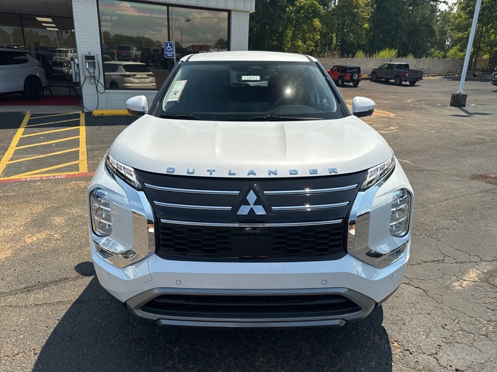 2025 Mitsubishi Outlander SE photo 3