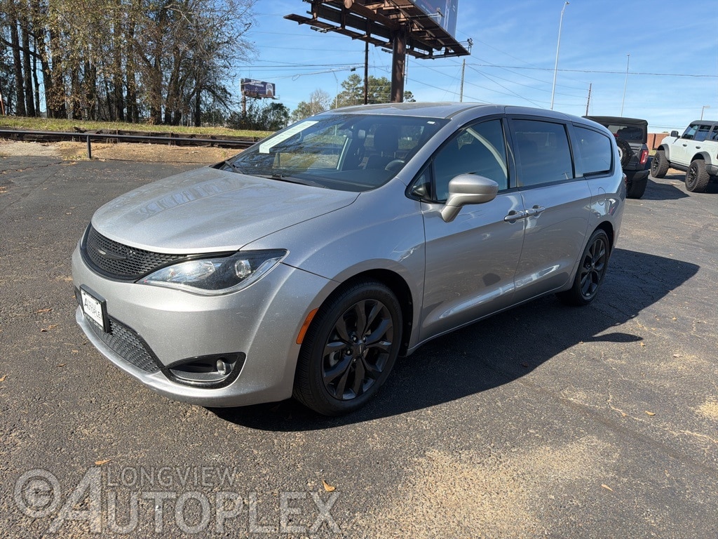 2018 Chrysler Pacifica Touring L Plus's photo
