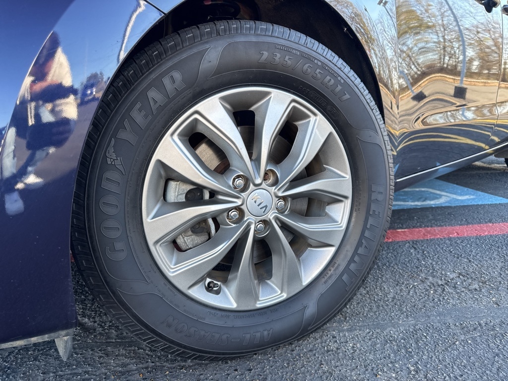 Used 2021 Kia Sedona LX with VIN KNDMB5C14M6670196 for sale in Longview, TX