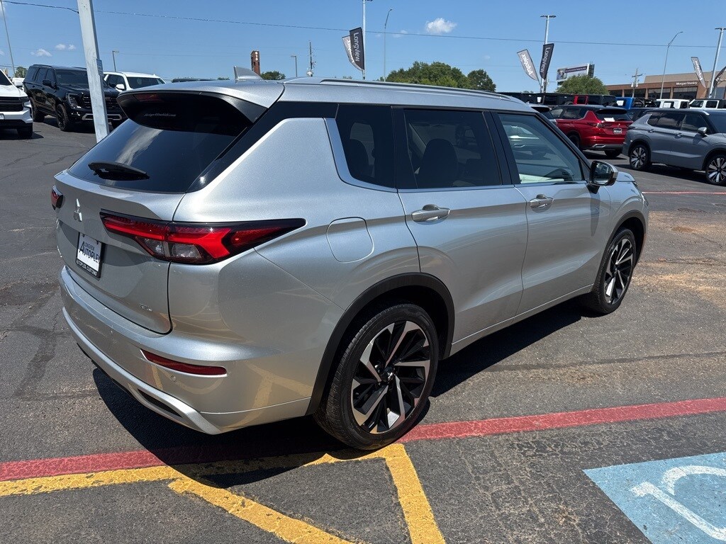 2024 Mitsubishi Outlander SEL photo 3