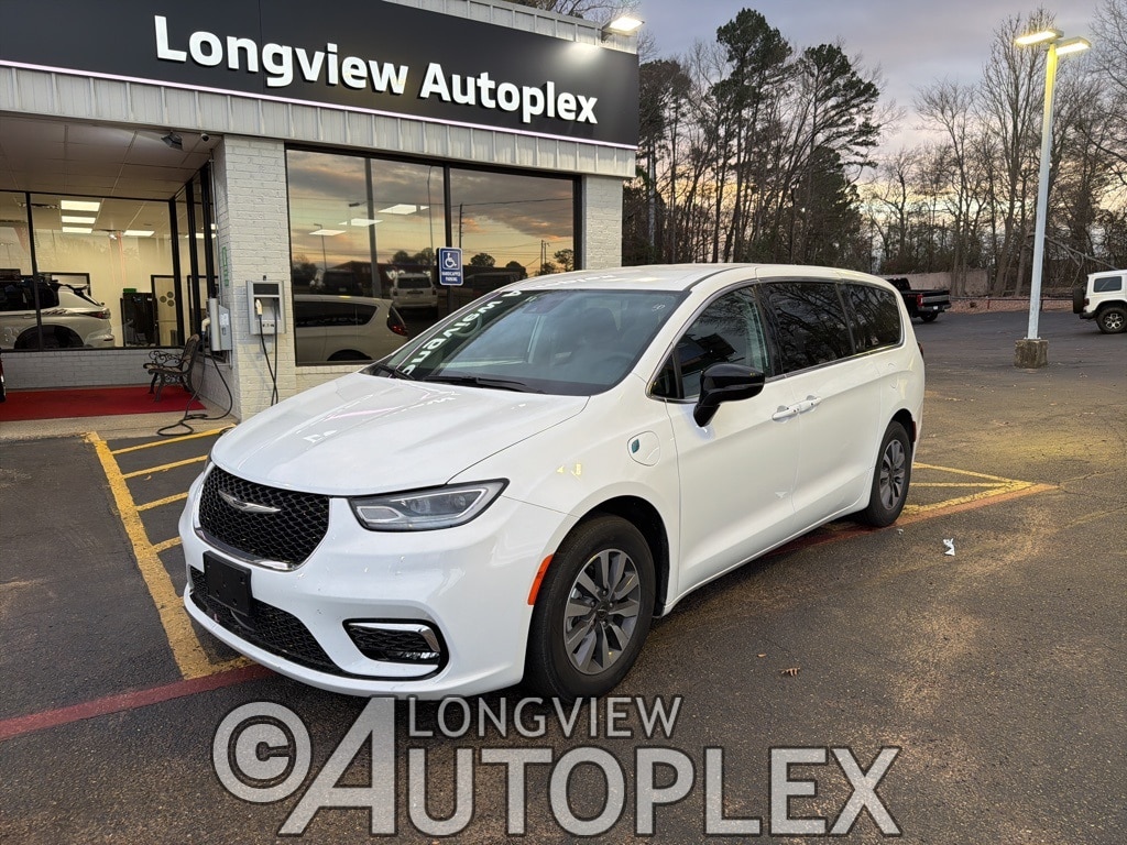 2024 Chrysler Pacifica Select's photo