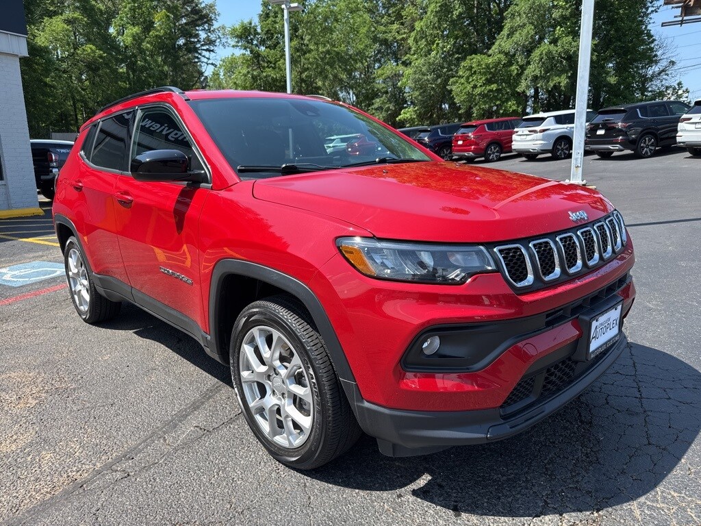 2023 Jeep Compass Latitude Lux photo 4