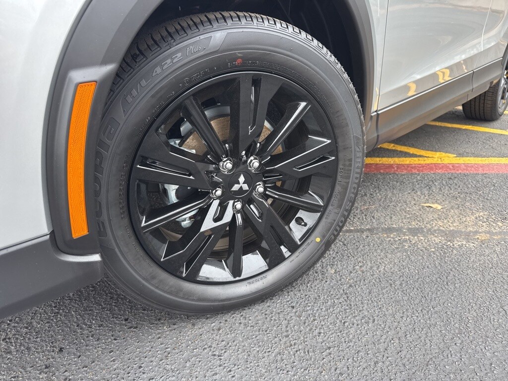 2025 Mitsubishi Eclipse Cross LE photo 2