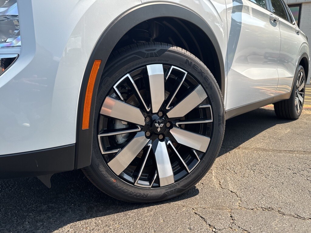 2025 Mitsubishi Outlander SE photo 2