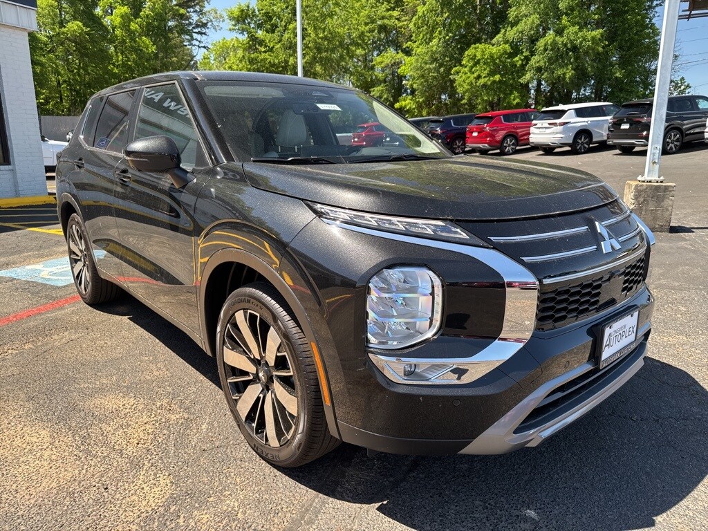2025 Mitsubishi Outlander SE photo 4
