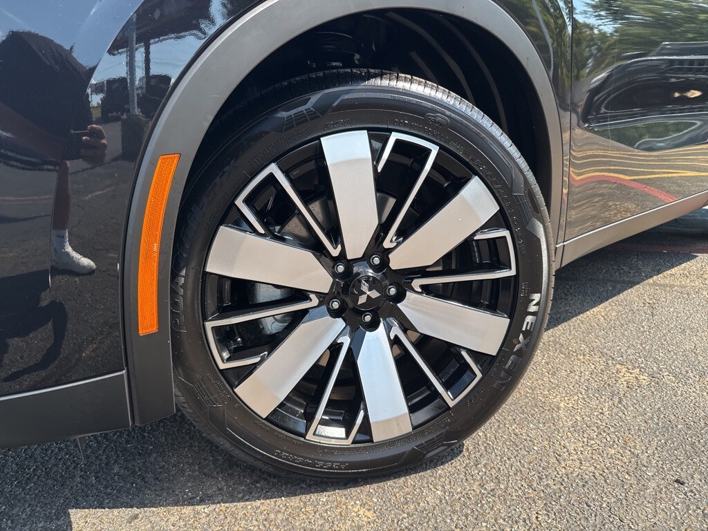 2025 Mitsubishi Outlander SE photo 2