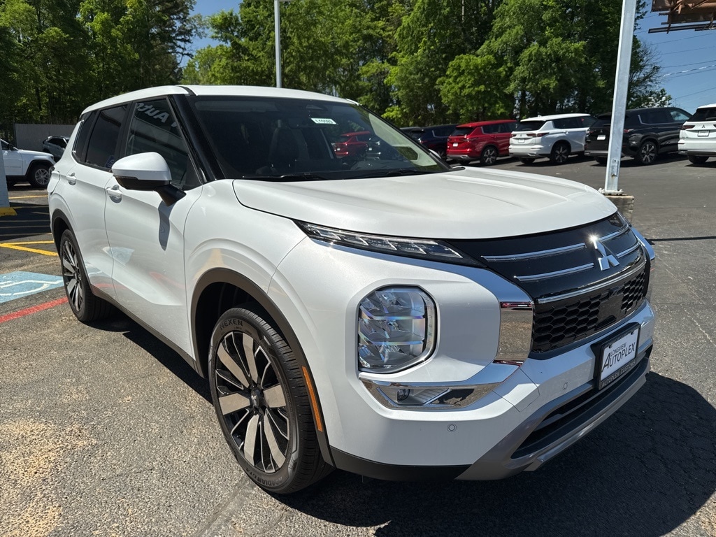 2025 Mitsubishi Outlander SE photo 4