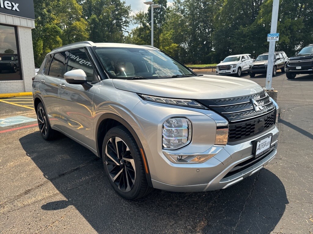 2024 Mitsubishi Outlander SEL photo 3