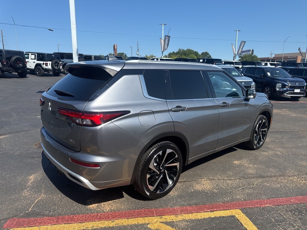 2022 Mitsubishi Outlander SEL photo 3