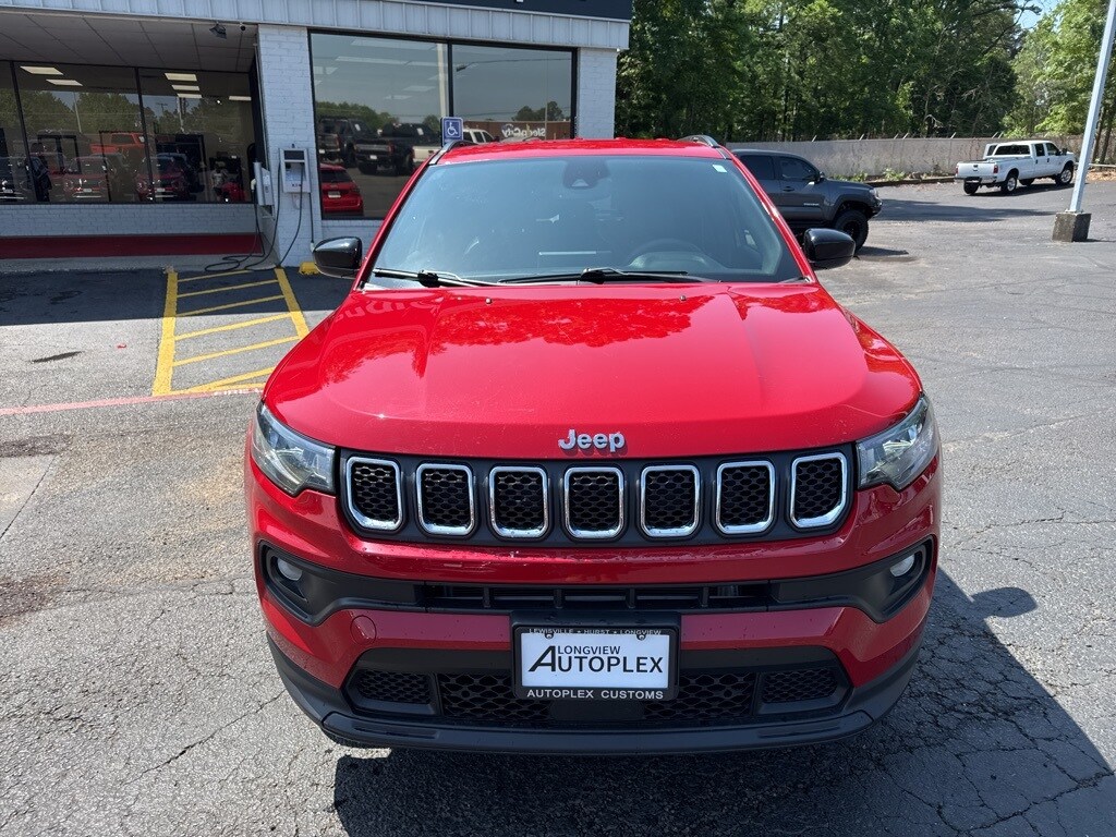 2023 Jeep Compass Latitude Lux photo 3