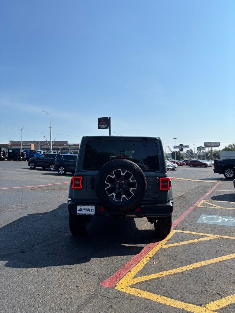 2024 Jeep Wrangler Sahara photo 3