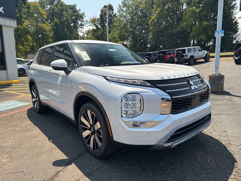 2025 Mitsubishi Outlander SE photo 4