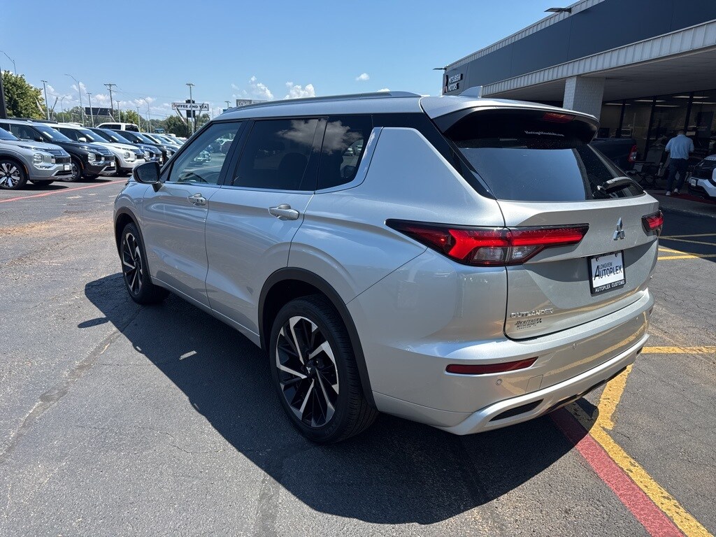 2024 Mitsubishi Outlander SEL photo 2