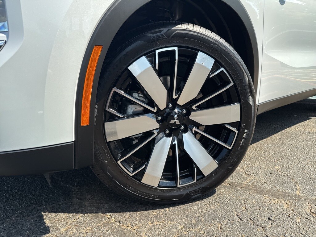 2025 Mitsubishi Outlander SE photo 2