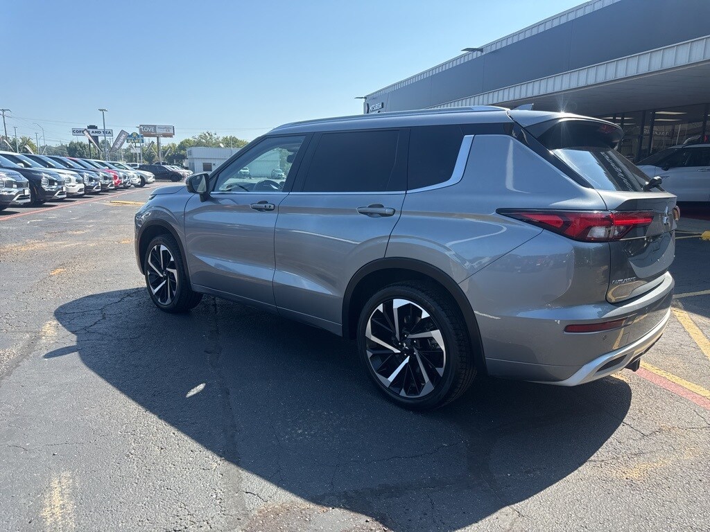 2022 Mitsubishi Outlander SEL photo 2