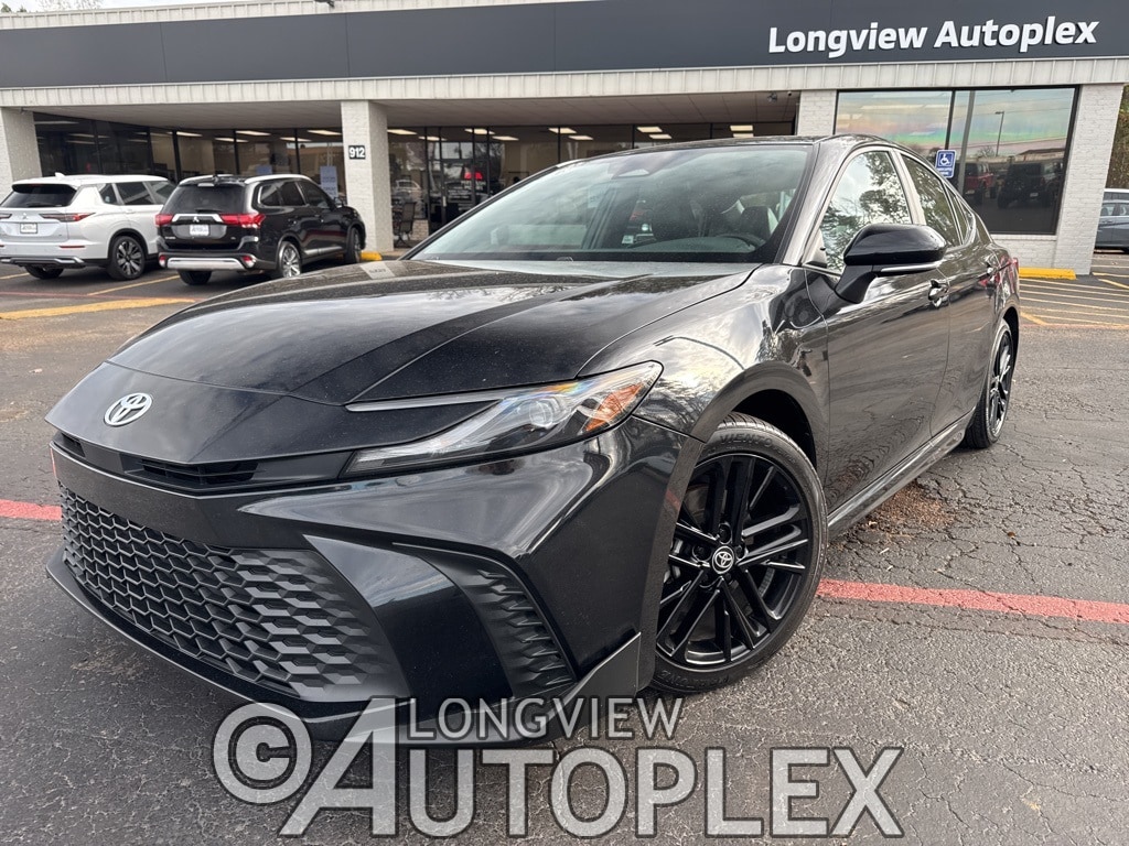 2025 Toyota Camry SE's photo